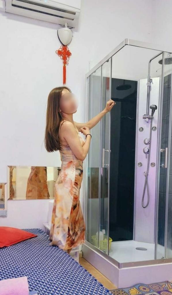 654746818: Chica busca chico en Barcelona