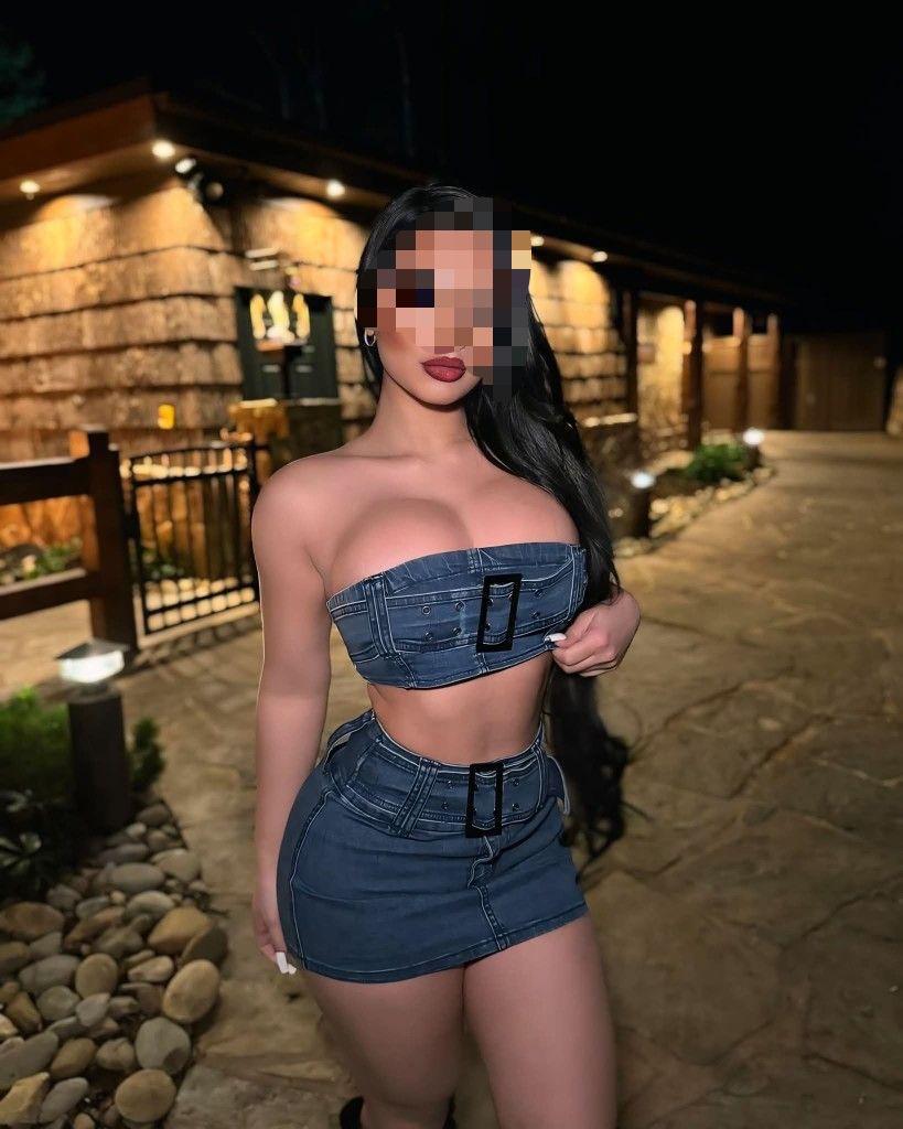 663186087: Chica busca chico en Sevilla