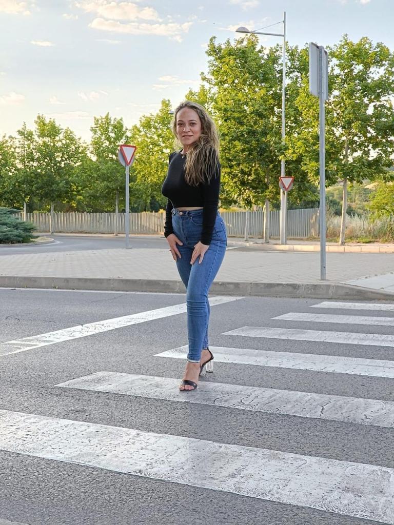 613342256: Chica busca chico en Barcelona