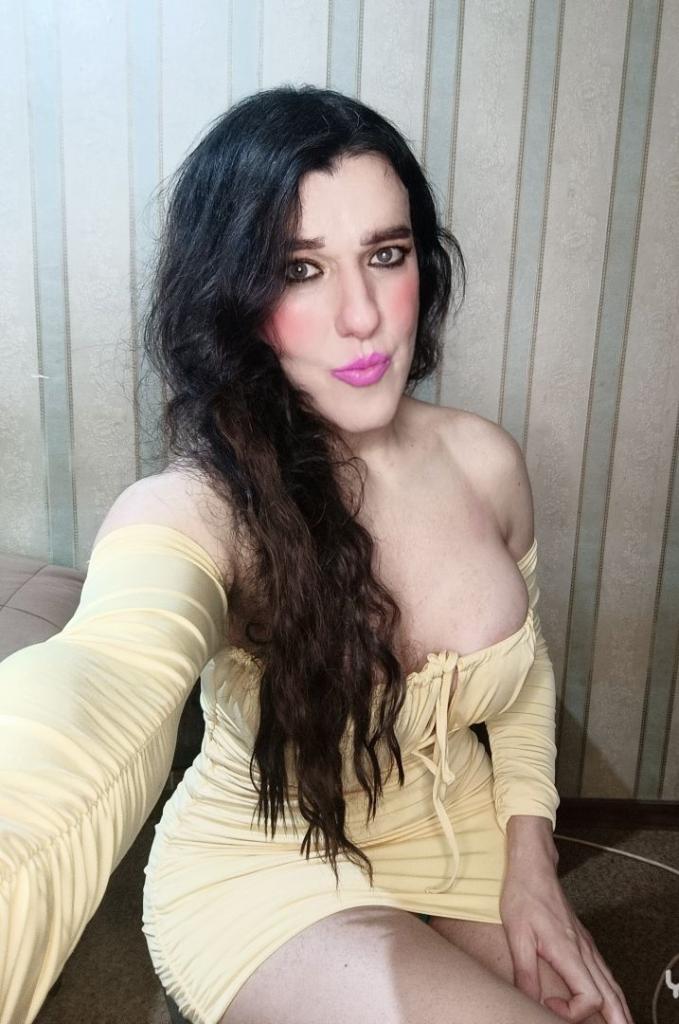 697455526: Transexual en La Coruña