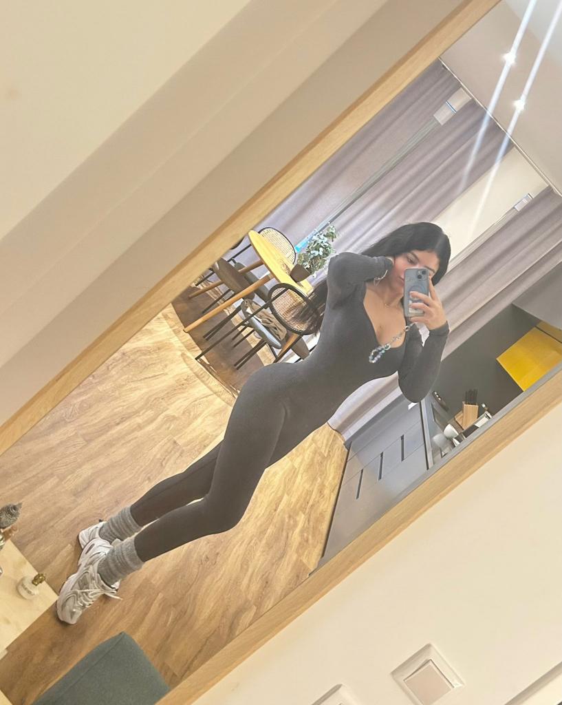 613893406: Chica busca chico en La Coruña