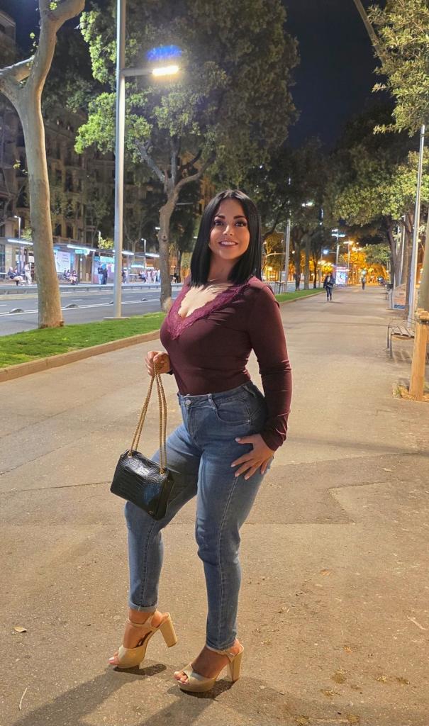 607444943: Chica busca chico en Barcelona