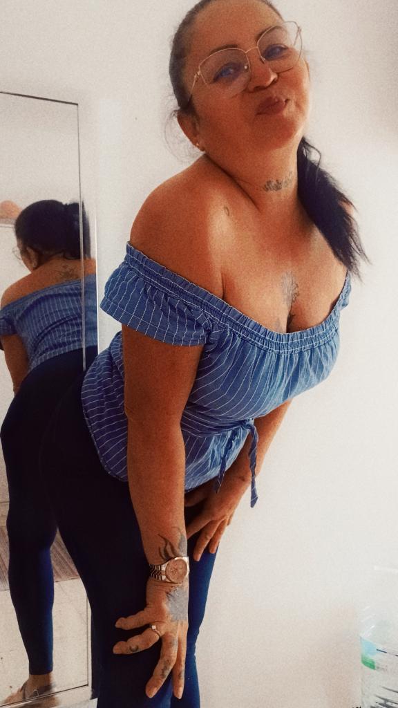 671346583: Chica busca chico en Sevilla