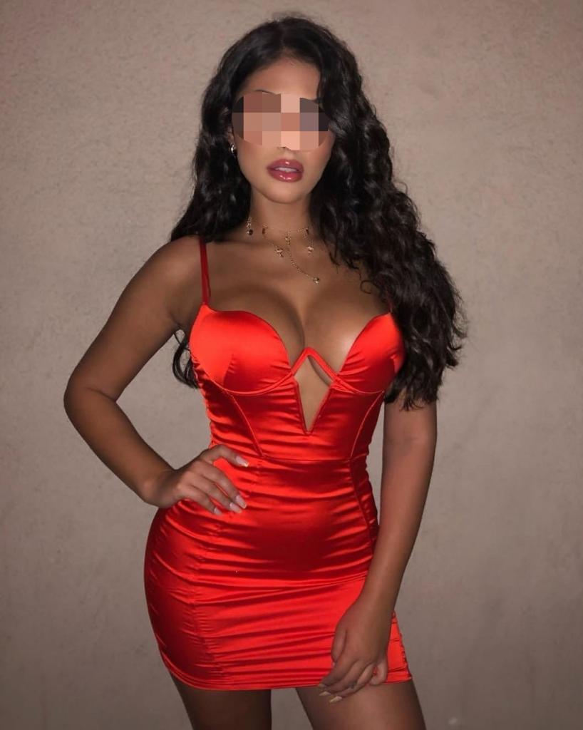 677469576: Chica busca chico en Ibiza