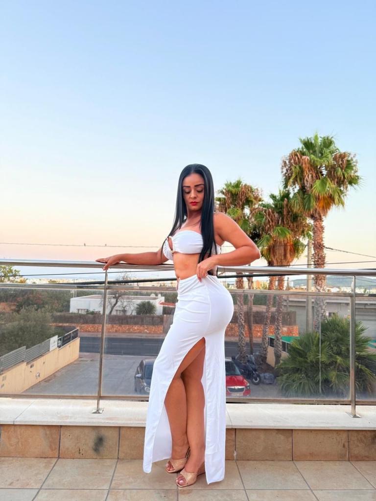 Chica busca chico en Ibiza: Chica busca chico