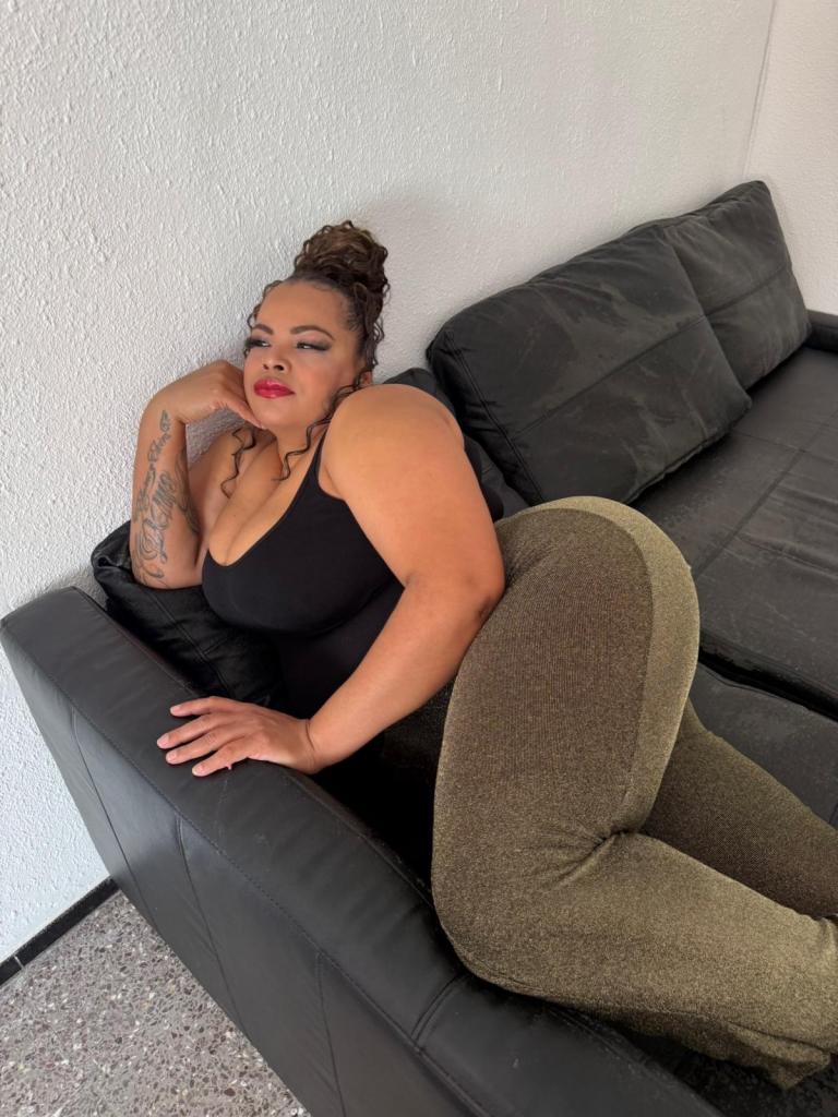 677714108: Chica busca chico en Barcelona