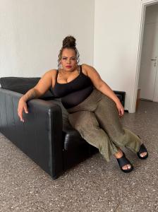 677714108: Chica busca chico en Barcelona