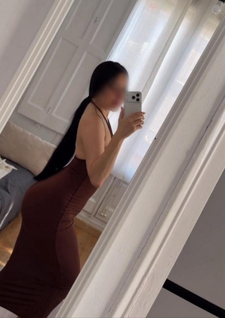 671076149: Chica busca chico en Barcelona
