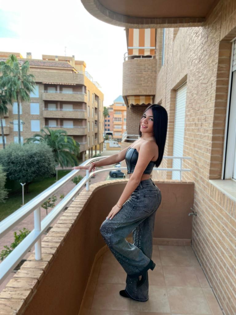 604102319: Chica busca chico en Ibiza