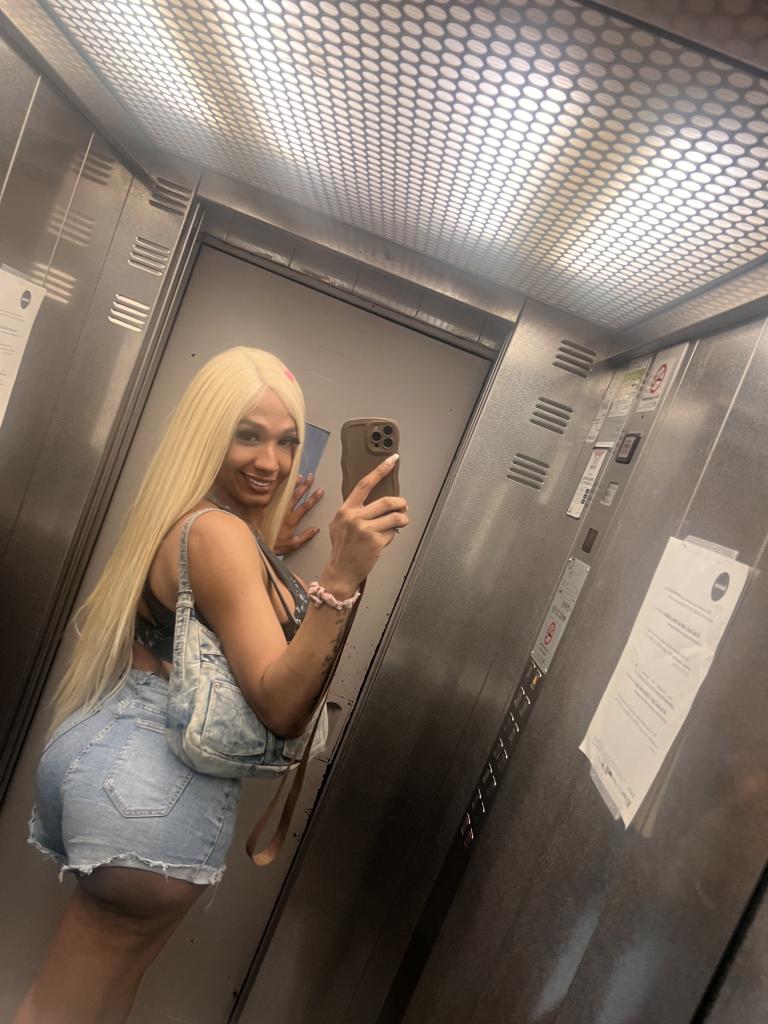 665827539: Travesti en Barcelona