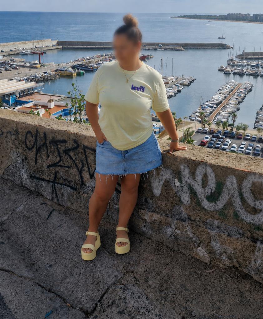 698306727: Chica busca chico en Gerona