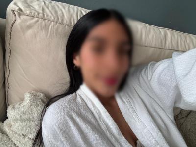 663481027: Chica busca chico en Barcelona