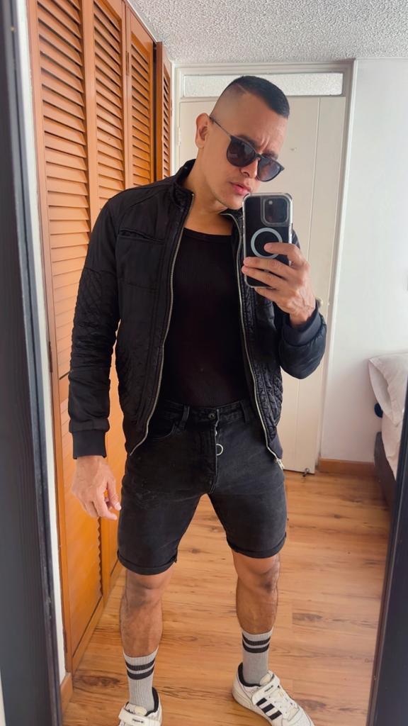 745016087: Chica busca chico en Sevilla