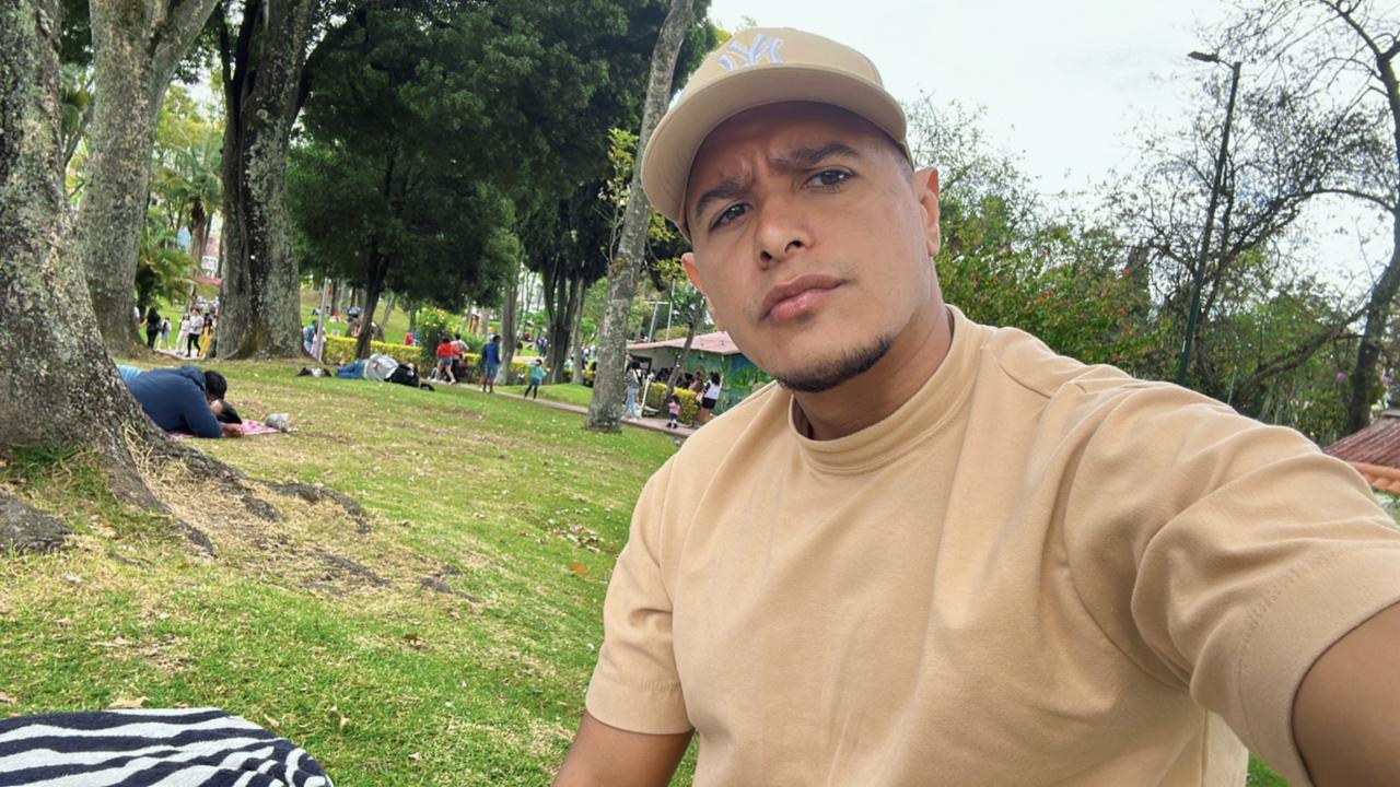 745016087: Chica busca chico en Sevilla