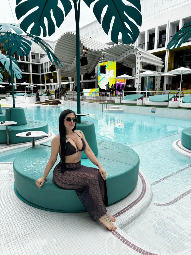 695188467: Chica busca chico en Barcelona
