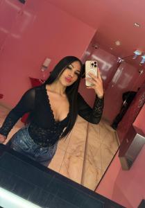 631061539: Chica busca chico en Gerona