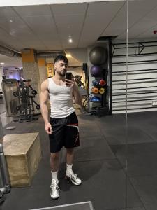 687356495: Chico busca chica en Barcelona