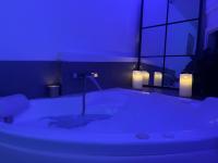 670845657: Chica busca chico en Madrid