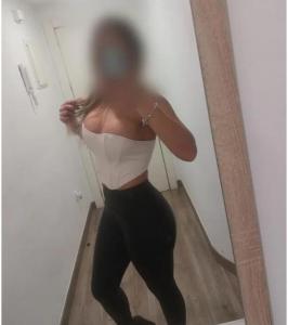 647329020: Chica busca chico en Navarra