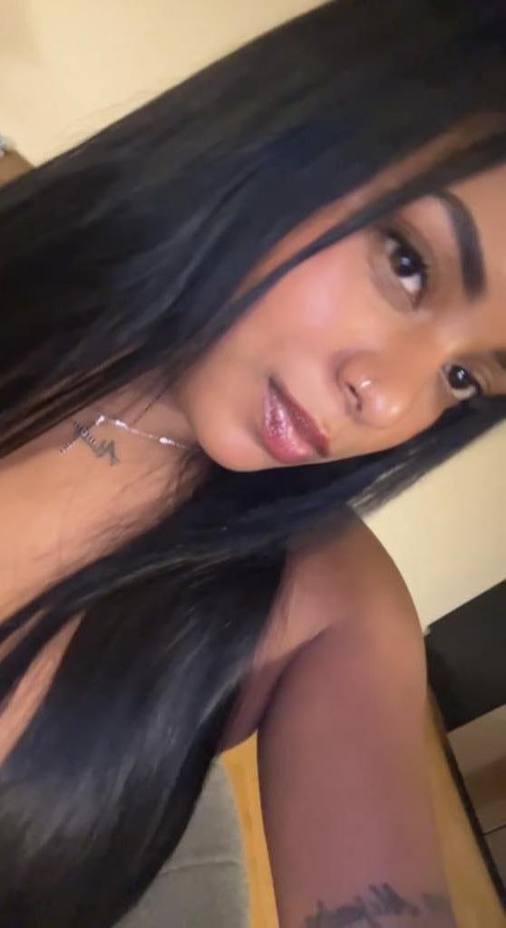 664259037: Chica busca chico en Barcelona