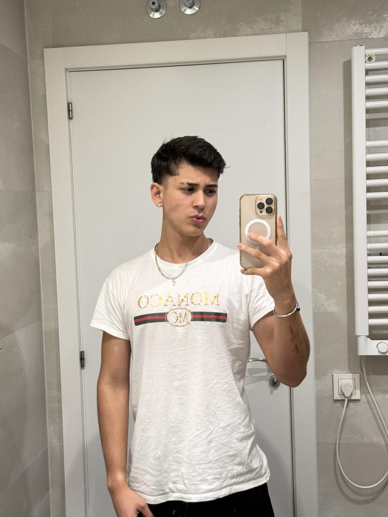 697751128: Chico busca chica en Madrid