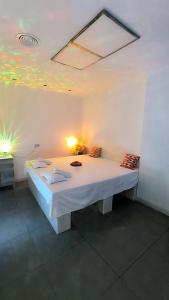 613688573: Chica busca chico en Mallorca