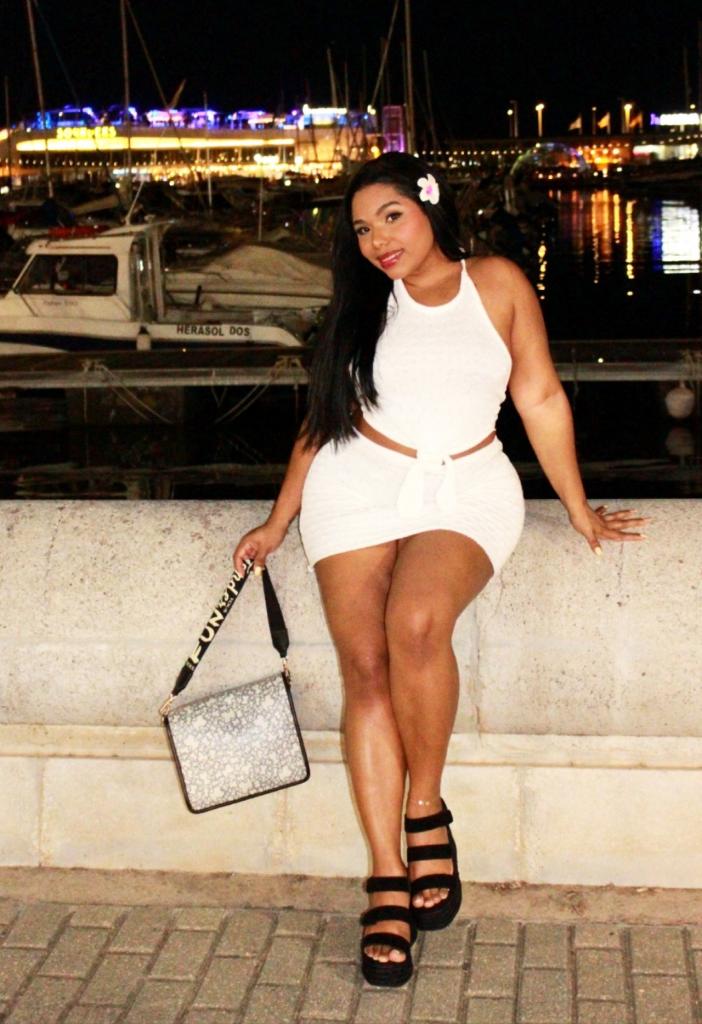673438097: Chica busca chico en Barcelona