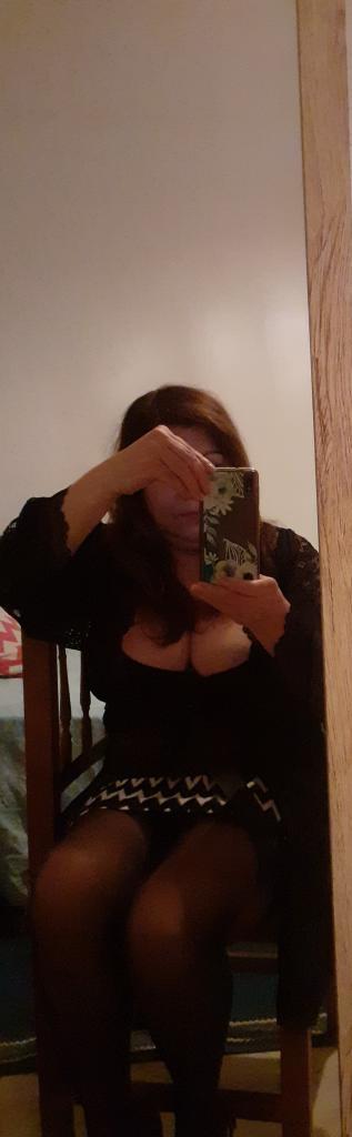 698372645: Chica busca chico en Cáceres