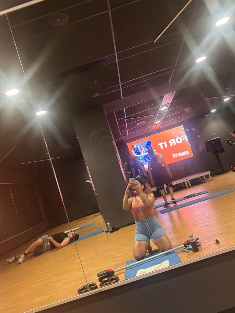 647329944: Chica busca chico en Barcelona