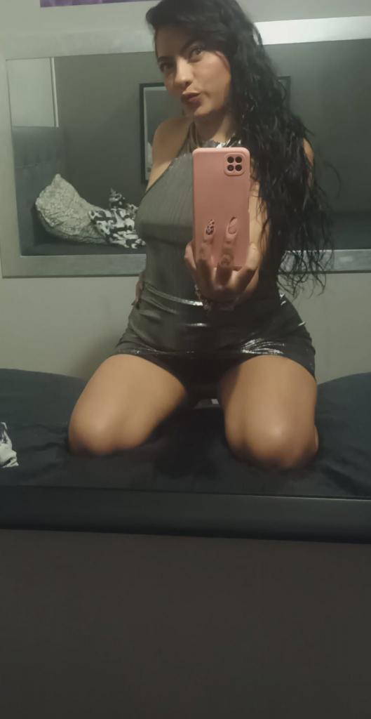 607393709: Chica busca chico en Barcelona