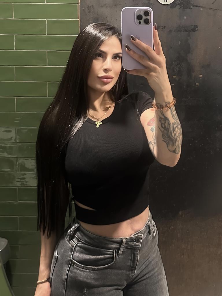 677313611: Chica busca chico en Barcelona