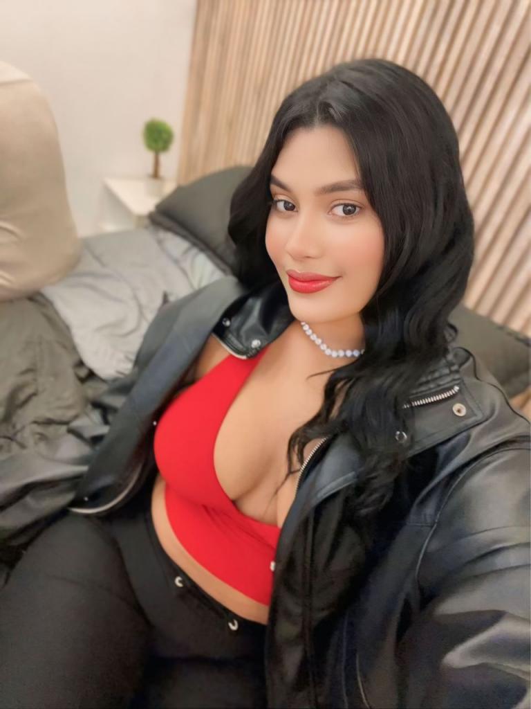 651696746: Chica busca chico en Sevilla