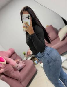 613573341: Chica busca chico en Barcelona