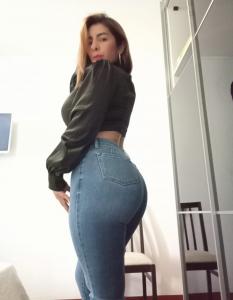 647409201: Chica busca chico en Gerona