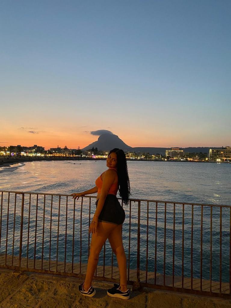 Chica busca chico en Granada: 