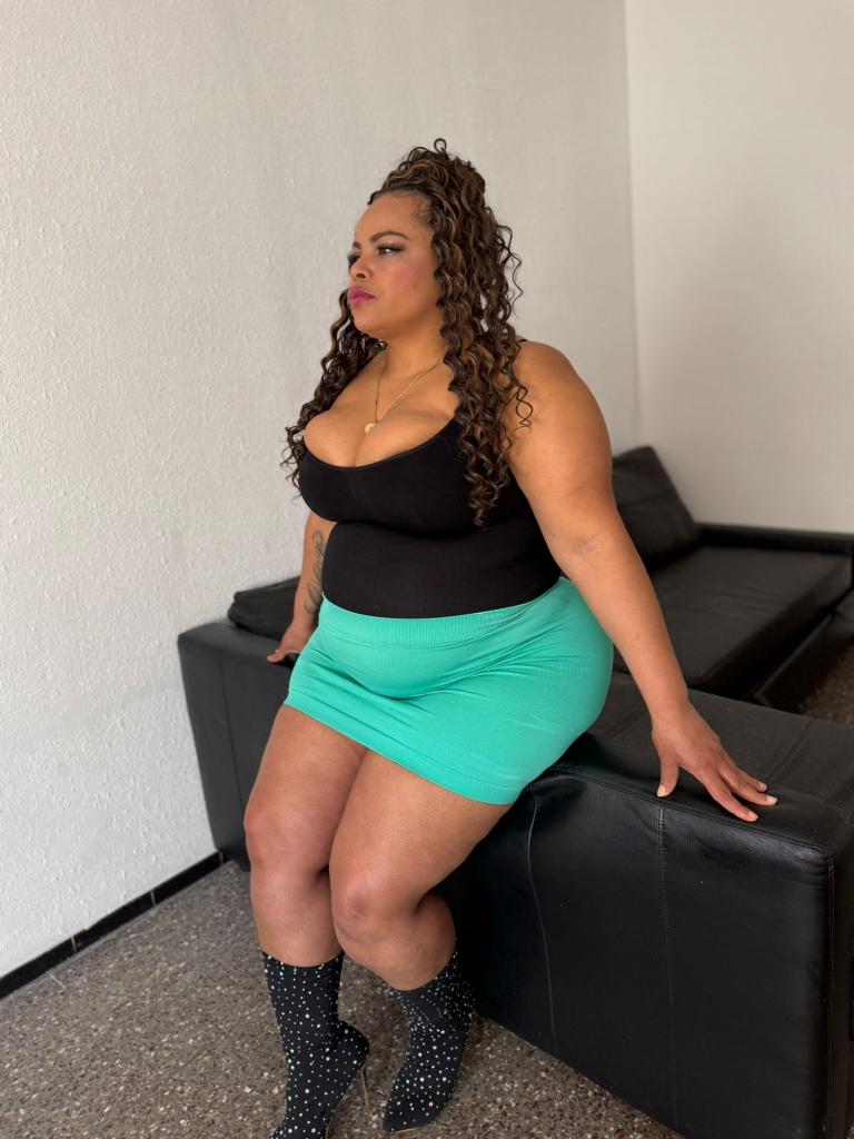 677714108: Chica busca chico en Barcelona