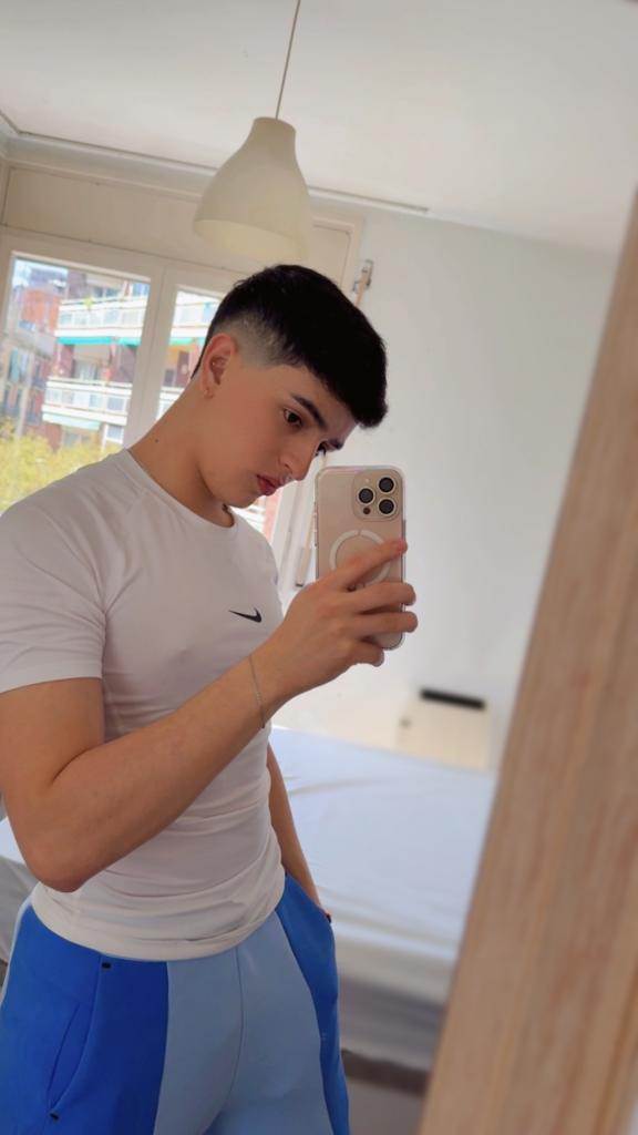 695313803: Chico busca chica en Barcelona