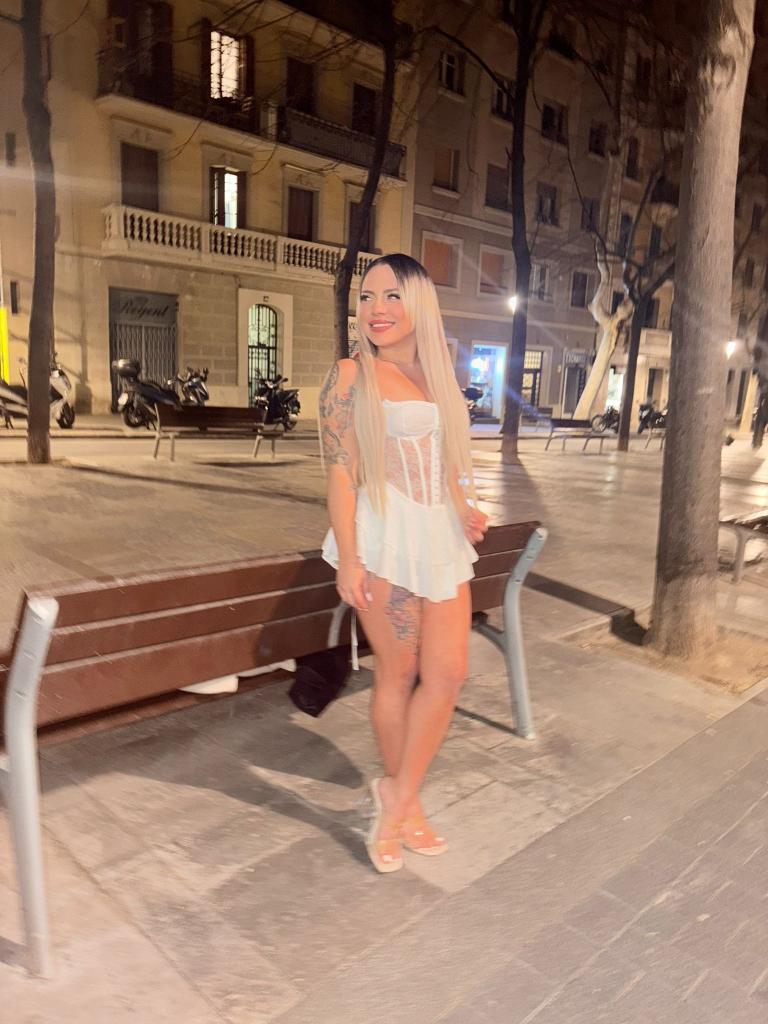 661629375: Chica busca chico en Barcelona