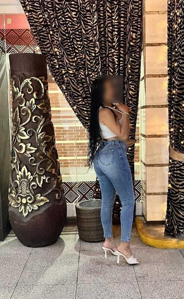 631819575: Chica busca chico en Barcelona