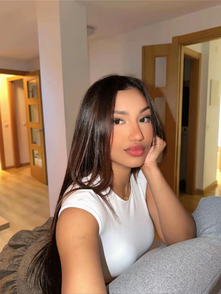 667759514: Chica busca chico en Sevilla