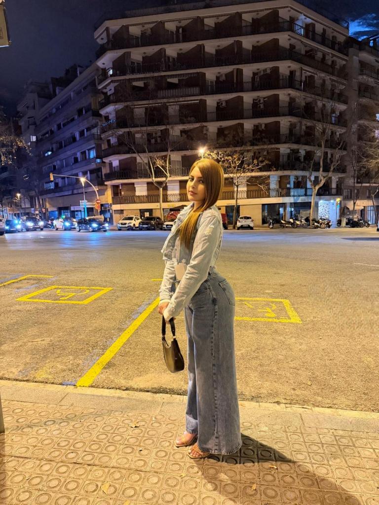613933255: Chica busca chico en Barcelona