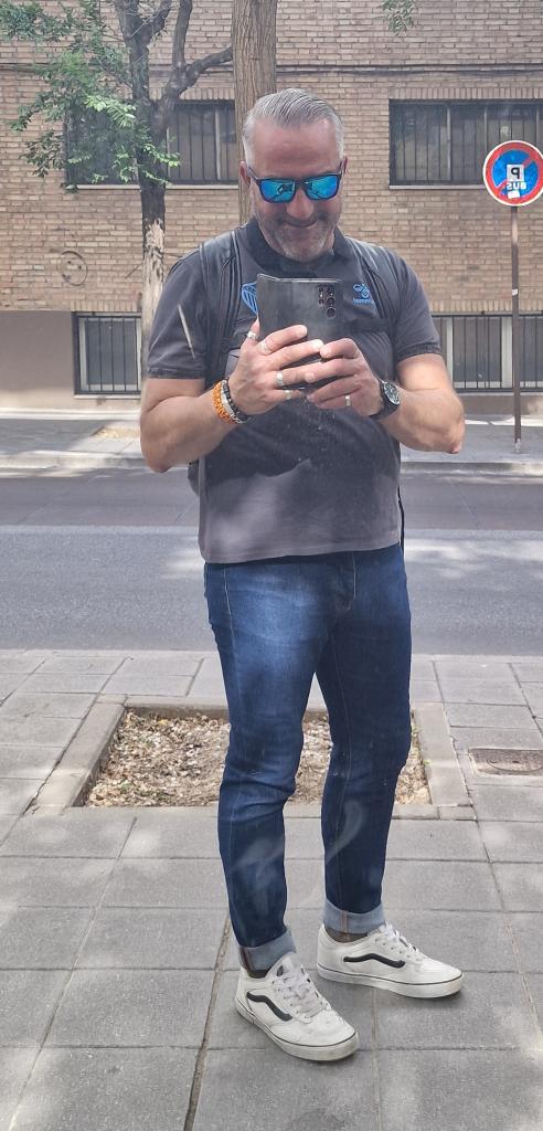 Chico busca chica en Granada: 