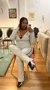 671157698: Chica busca chico en Gerona