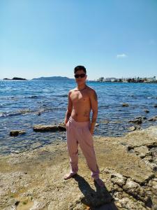 643314821: Chico busca chica en Ibiza