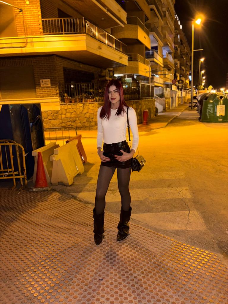 617492072: Chica busca chico en Barcelona