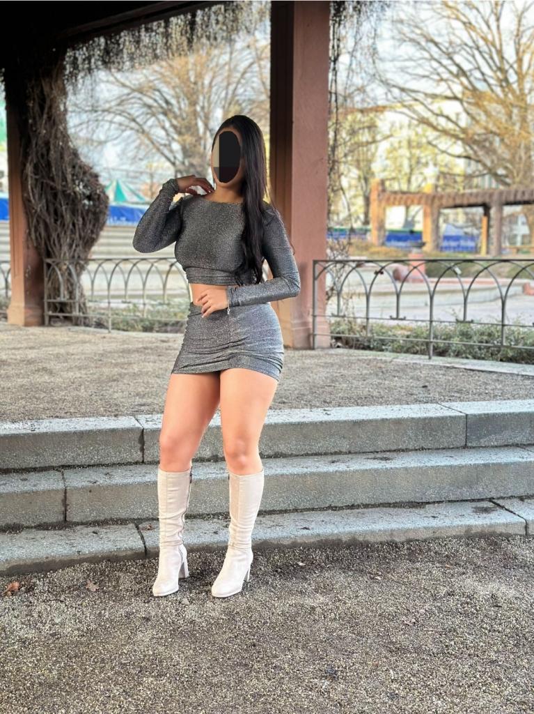 695428447: Chica busca chico en Barcelona