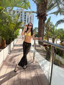 667476465: Chica busca chico en Ibiza