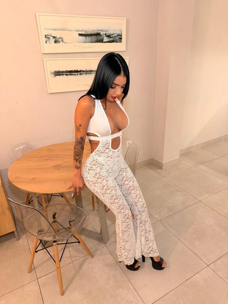 643693379: Chica busca chico en Sevilla