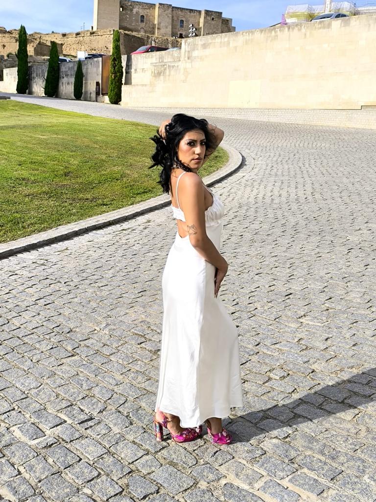 617129092: Chica busca chico en Barcelona