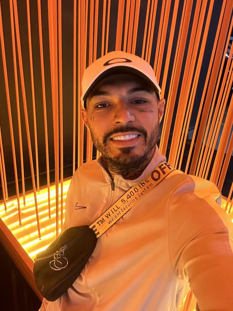 687793022: Chico busca chica en Barcelona